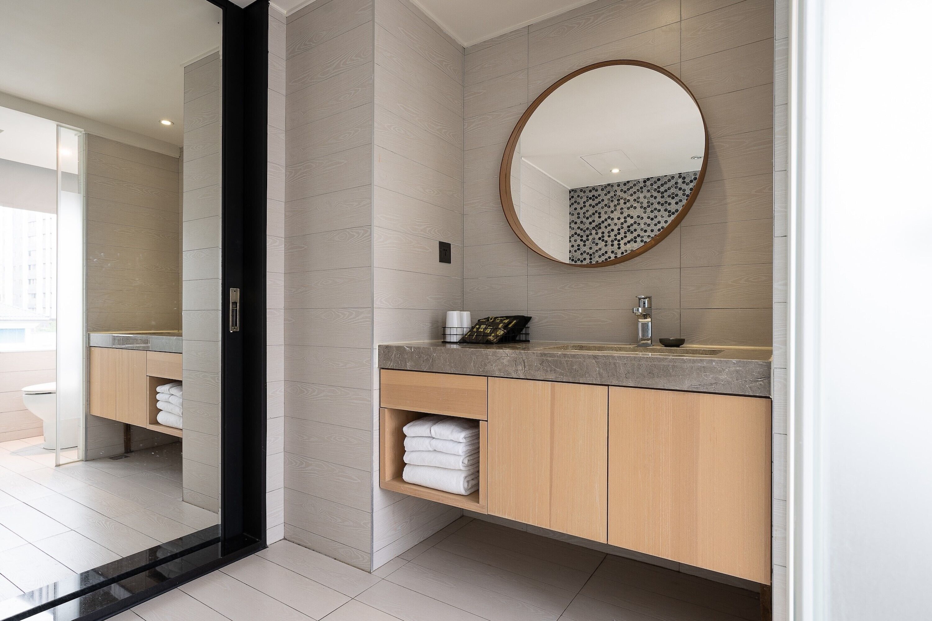 deluxe quadruple room | bathroom | hair dryer, bidet, towels, shampoo