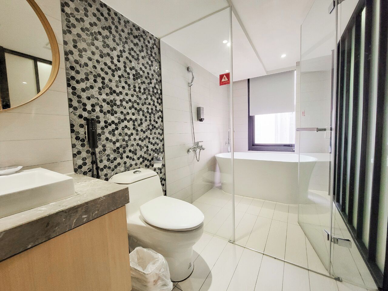 hair dryer, bidet, towels, shampoo