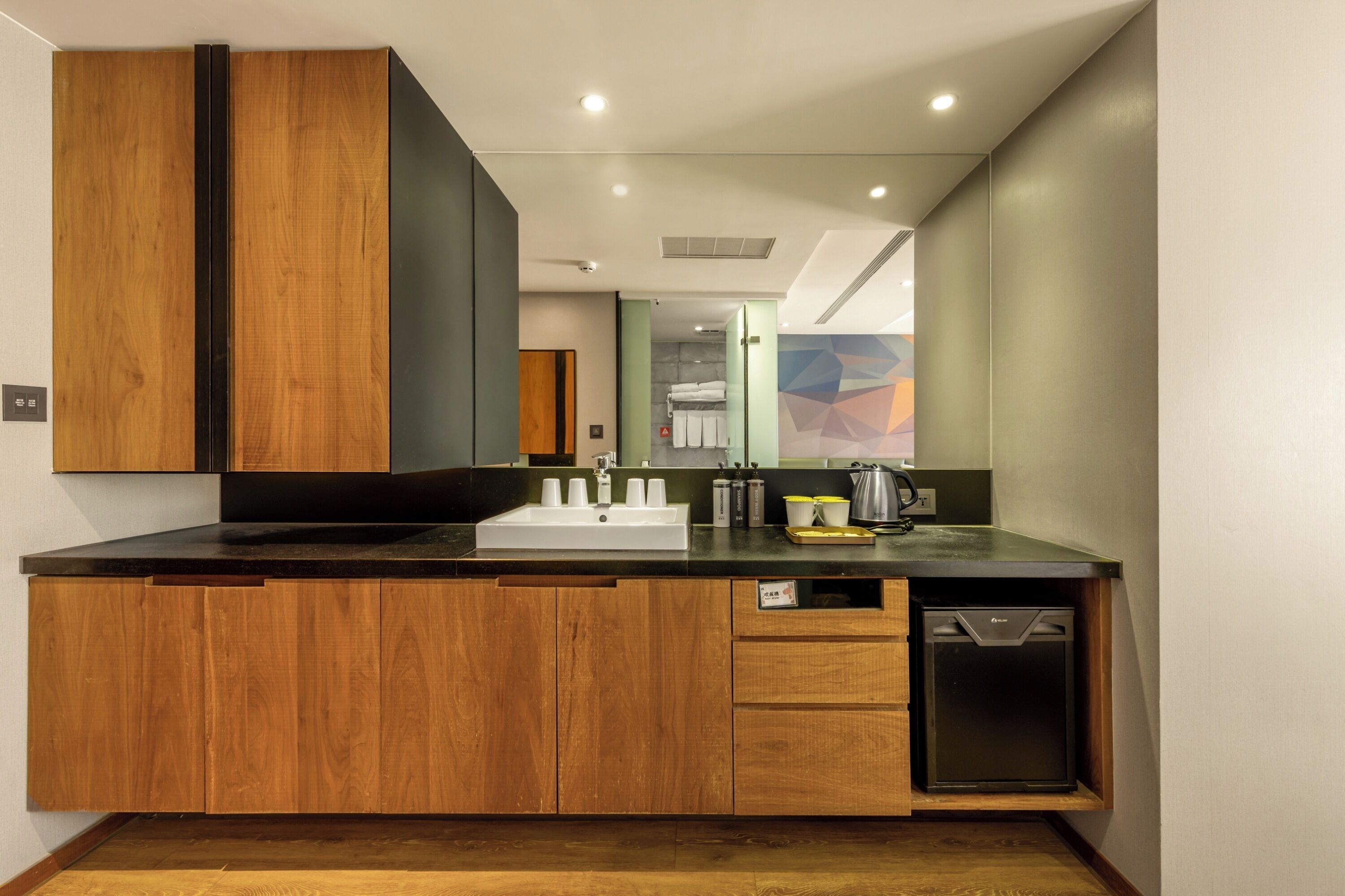 经典四人房 | 办公桌、笔记本电脑工作区、遮光窗帘、隔音