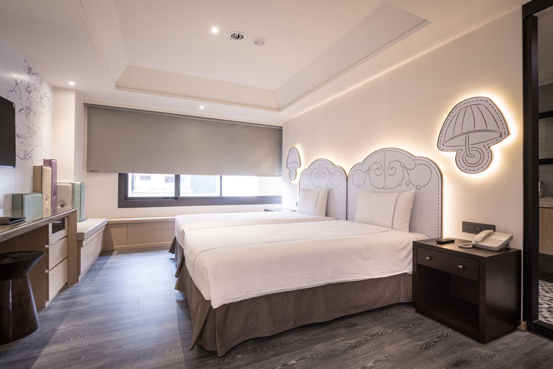 Escritorio, espacio para trabajar con laptop y cortinas blackout 