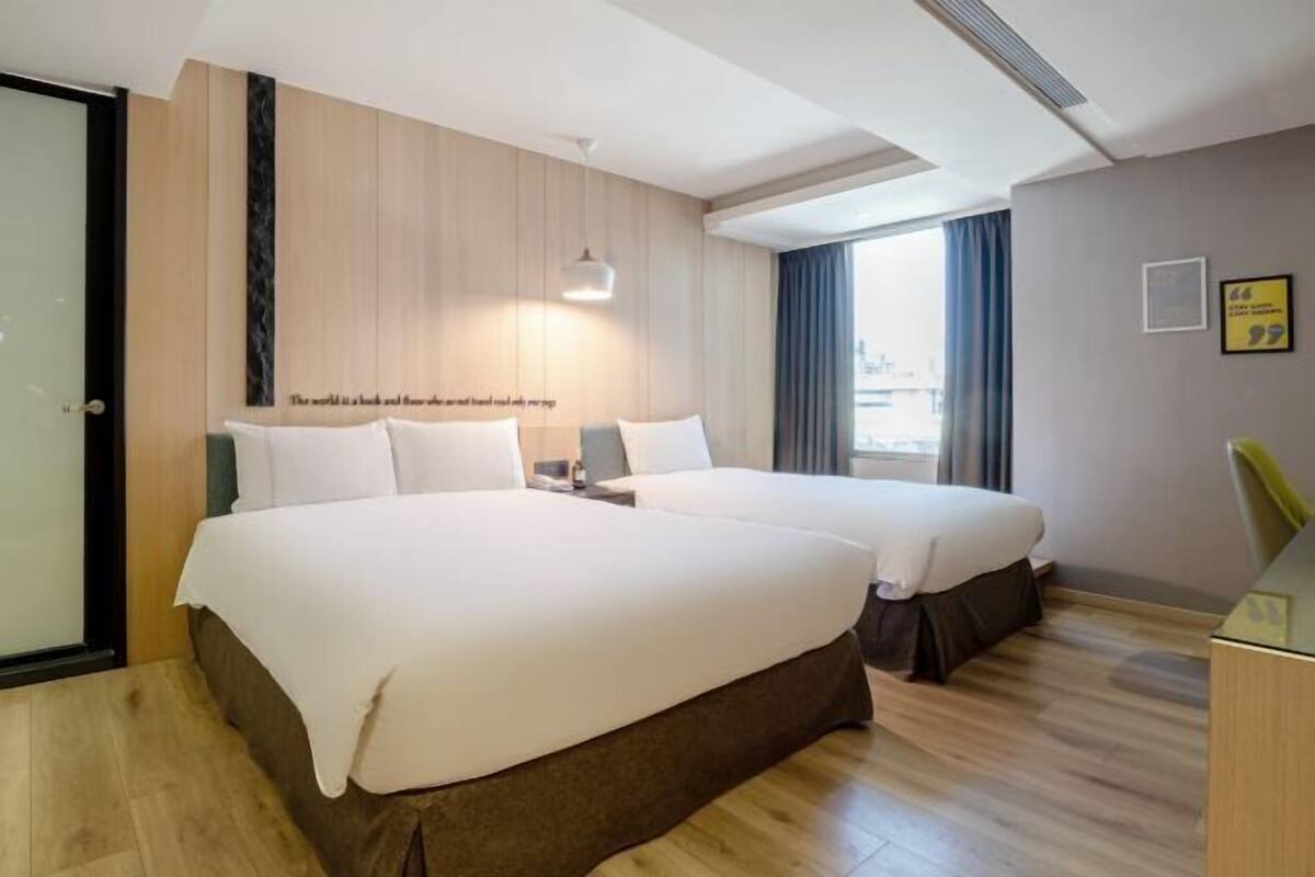 1 habitación, escritorio y espacio para trabajar con laptop