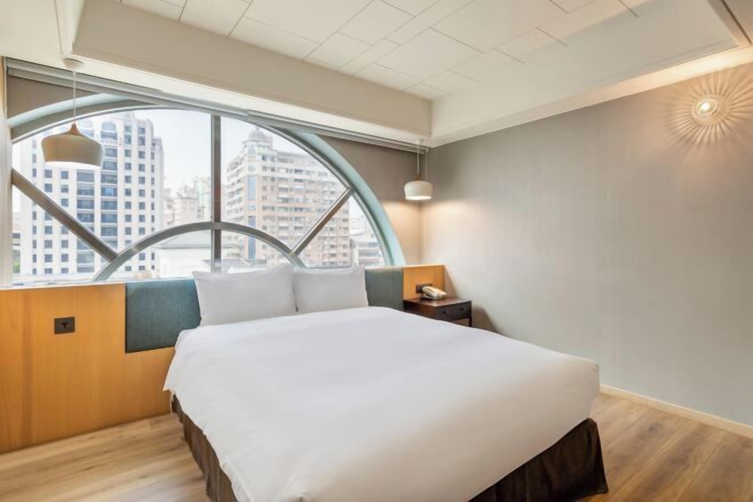 Työpöytä, kannettavalle tietokoneelle sopiva työtila, pimennysverhot