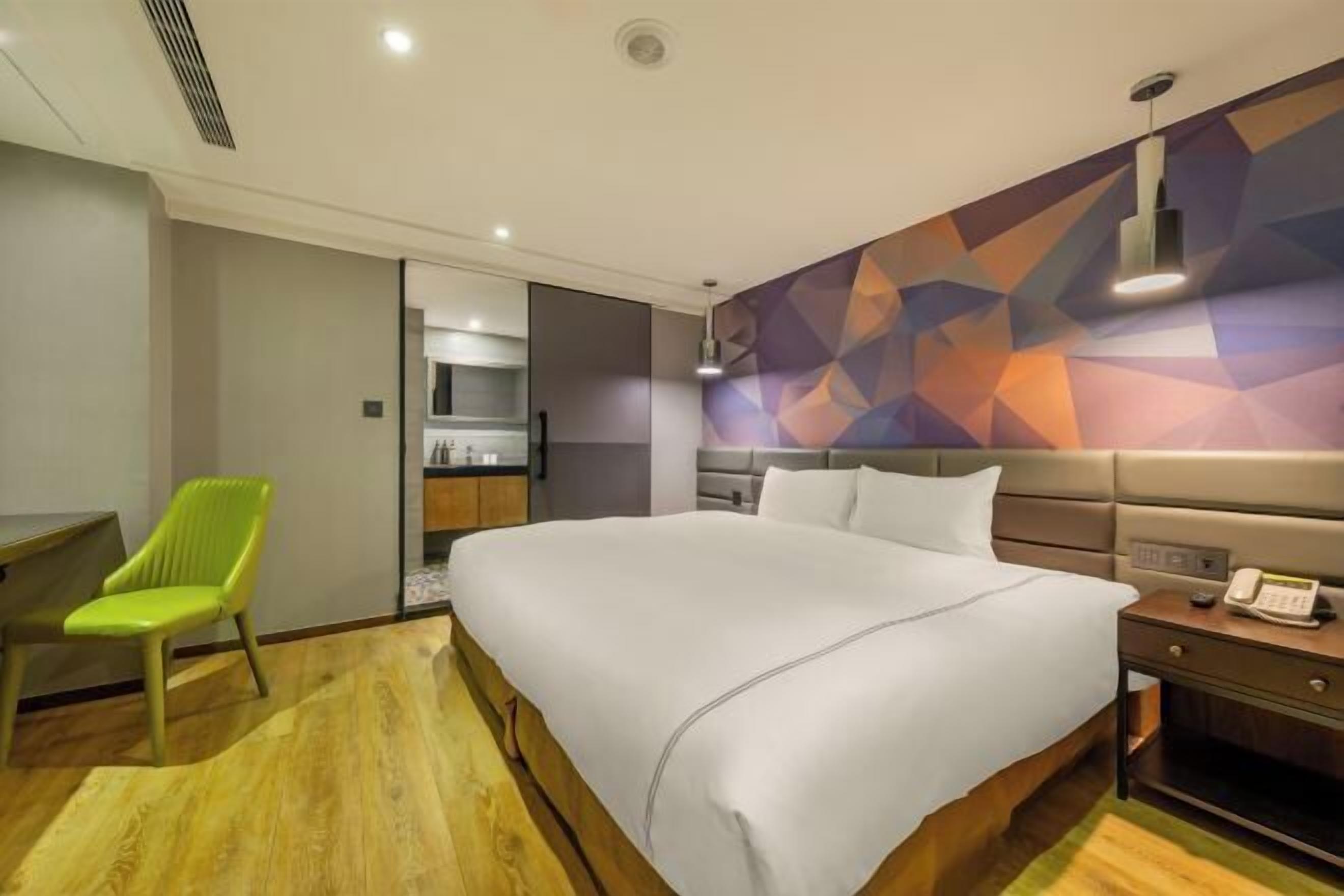 Een bureau, een laptopwerkplek, verduisterende gordijnen