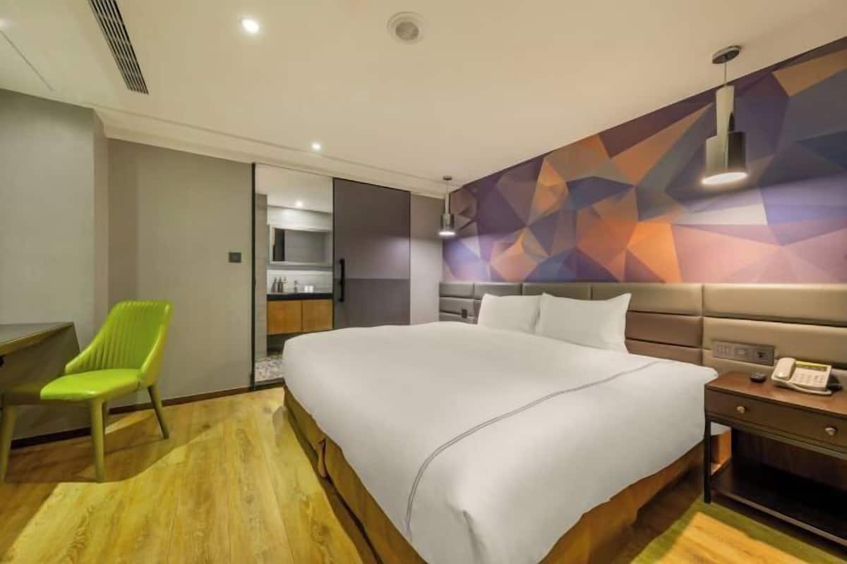 Een bureau, een laptopwerkplek, verduisterende gordijnen