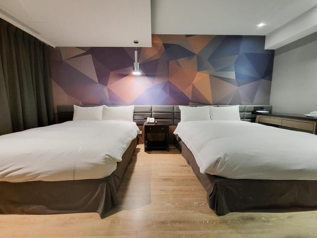 Escritorio, espacio para trabajar con laptop y cortinas blackout 