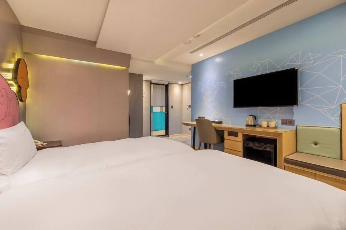 Escritorio, espacio para trabajar con un portátil, cortinas opacas