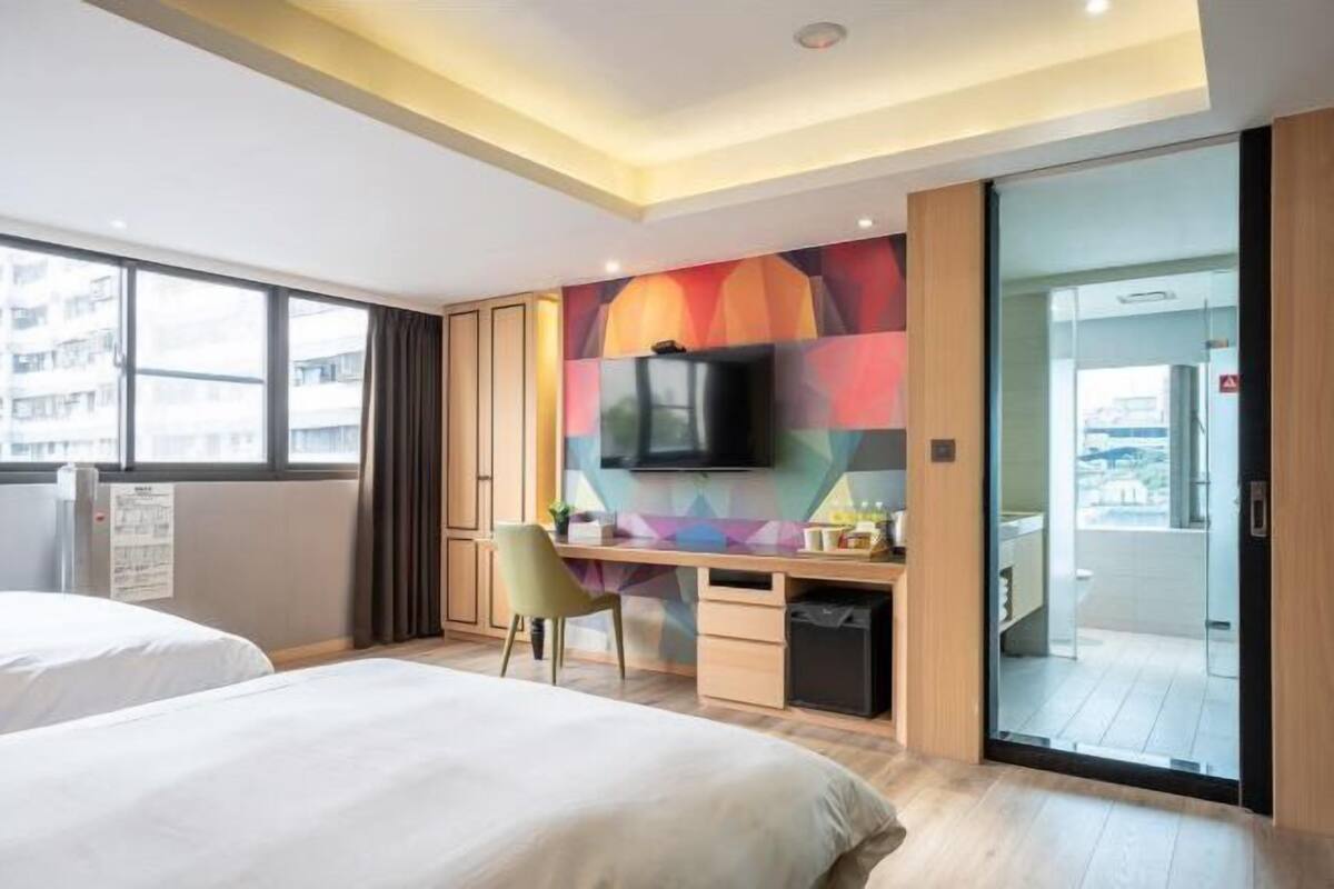 1 habitación, escritorio y espacio para trabajar con laptop