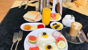 يتم تقديم الإفطار والغداء والعشاء 