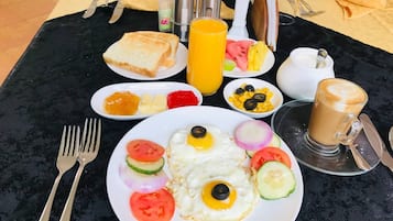 供應早餐、午餐、晚餐;本地及多國菜