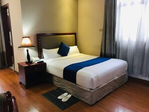 Muebles diferentes, escritorio y espacio para trabajar con laptop 