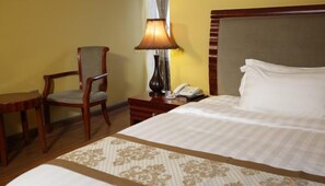 Rom – club | Individuelt innredet, skrivebord og skrivebord for bærbar PC