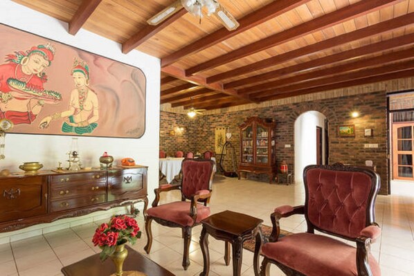 Lobby lounge