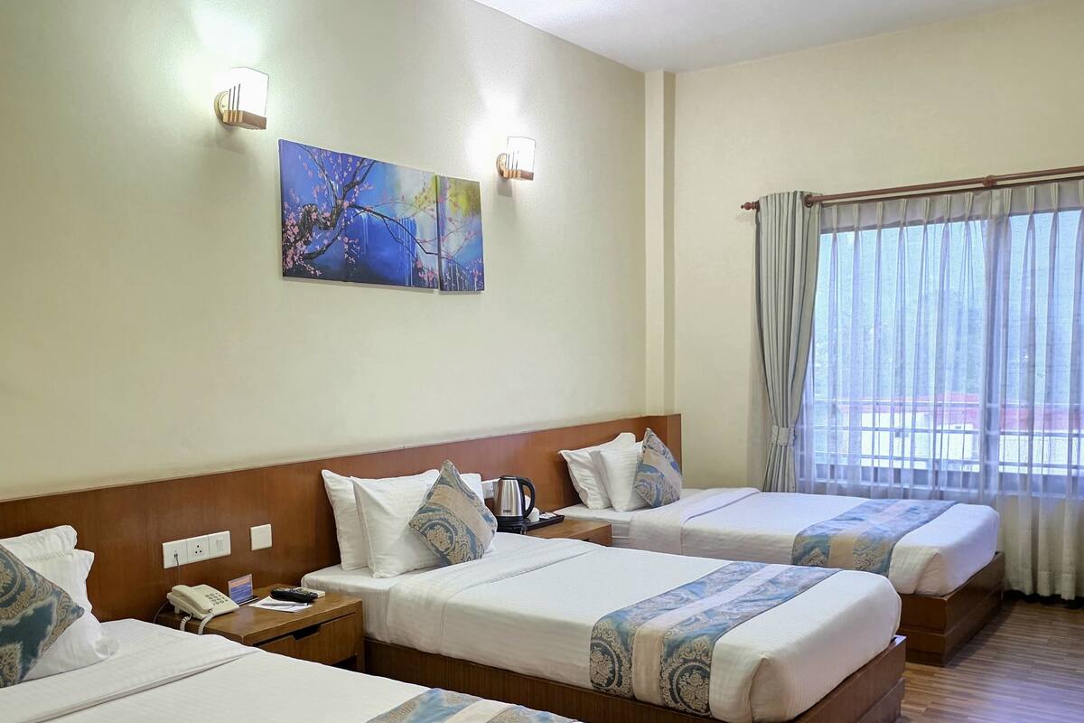Deluxe Triple Room, 3 Twin Beds | 1 bedroom, in-room safe, iron/ironing board (on request), WiFi (free)