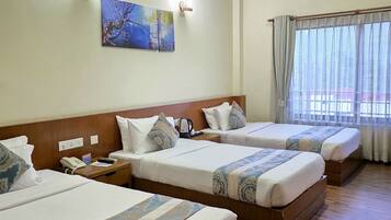 Tremannsrom – deluxe, 3 enkeltsenger | 1 soverom, safe på rommet, strykejern/-brett og wi-fi (inkludert)