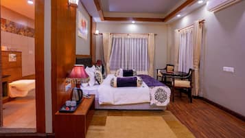 Suite | 1 bedroom, in-room safe, iron/ironing board, free WiFi