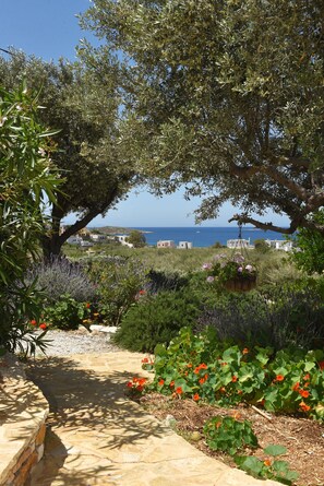Garden view - Good Life Greece Eco Villas (Syros)