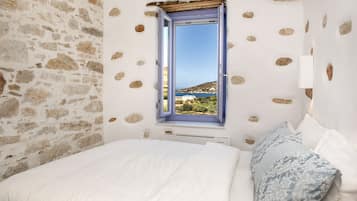 Villa (Reason) | Een kluis op de kamer, een bureau, geluiddichte muren