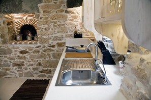 Full-sized fridge, oven, stovetop, espresso maker