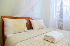 Memory-foam beds, individually decorated, desk, iron/ironing board - Nairobi Airport Apartments (Mlolongo)