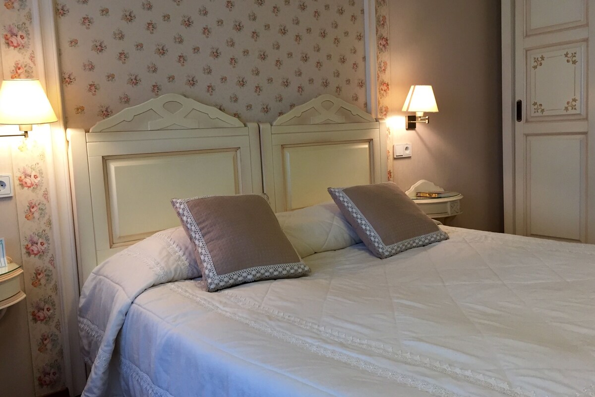 Junior Suite | Minibar, in-room safe, individually decorated, individually furnished