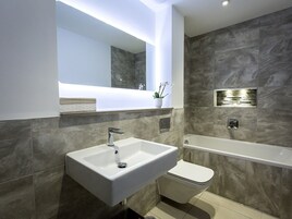 Chambre Double Deluxe, salle de bains attenante | Salle de bain