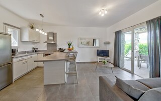 Apartment for 6 people - 2 bedrooms - Air conditioning - Terrace - 52 m² and 30 m² terrace | Private kitchen | Full-size fridge, microwave, oven, stovetop