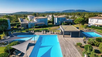 3 piscines extérieures, chaises longues