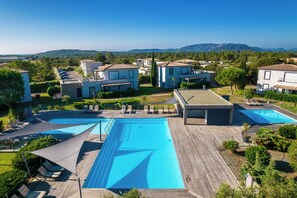3 piscines extérieures, chaises longues