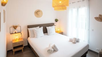 Apartemen, 2 kamar tidur, teras | Kedap suara, setrika/meja setrika, dan tempat tidur bayi gratis