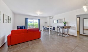 Talo, 2 makuuhuonetta, terassi | Oleskelualue | 65–senttinen taulutelevisio, jossa satelliittikanavat