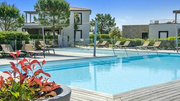 3 albercas al aire libre y camastros