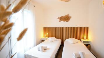 Leilighet, 2 soverom, terrasse | Lydisolert, strykejern/-brett og barnesenger (inkludert)
