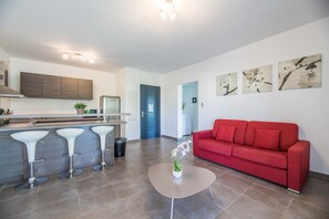 Huoneisto, 1 makuuhuone, terassi | Oleskelualue | 65–senttinen taulutelevisio, jossa satelliittikanavat