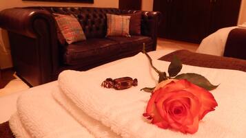 Deluxe Twin Room | In-room safe, desk, soundproofing, iron/ironing board