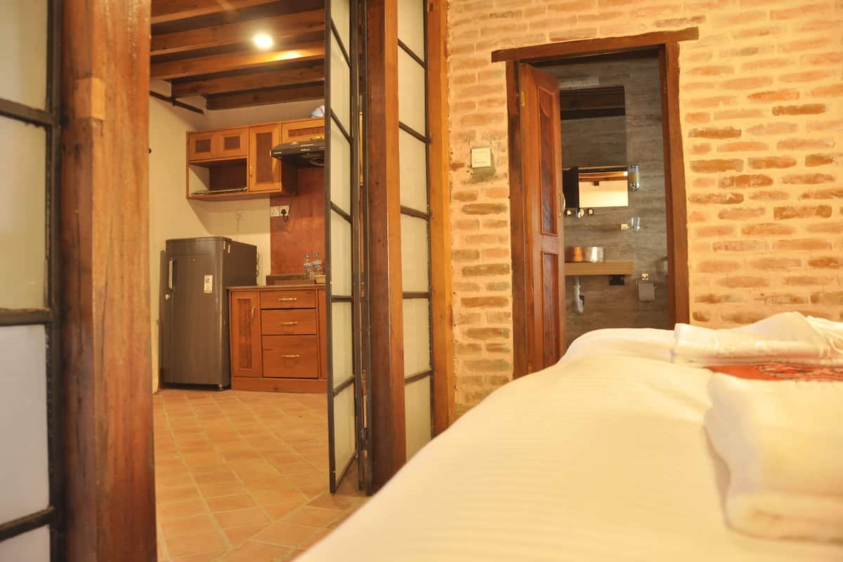 Penthouse ejecutivo, vista al patio | 1 habitación, ropa de cama de alta calidad y escritorio