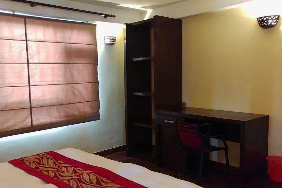 Studio | Bộ đồ giường cao cấp, bàn, khu vực làm việc phù hợp cho laptop 