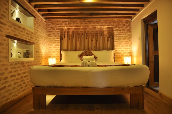 Dobbeltrom, 1 queensize-seng | Sengetøy av topp kvalitet, skrivebord og skrivebord for bærbar PC