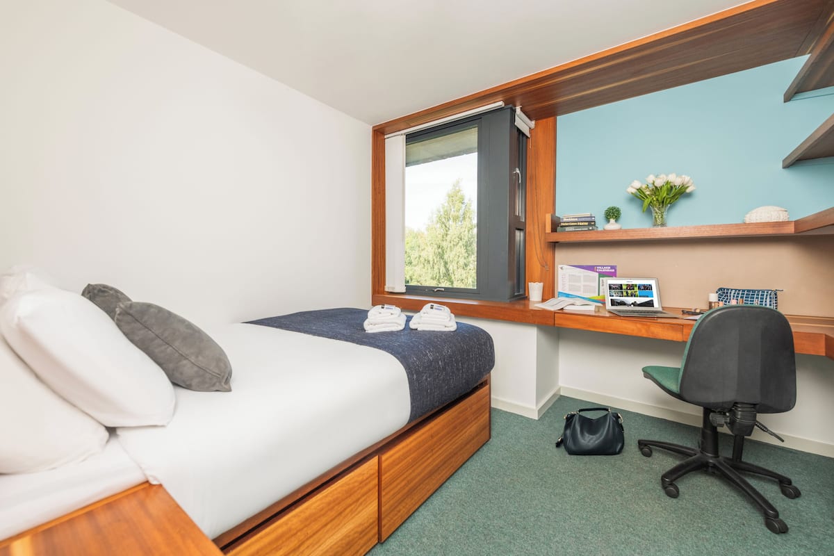 Premium bedding, iron/ironing board, free WiFi, bed sheets