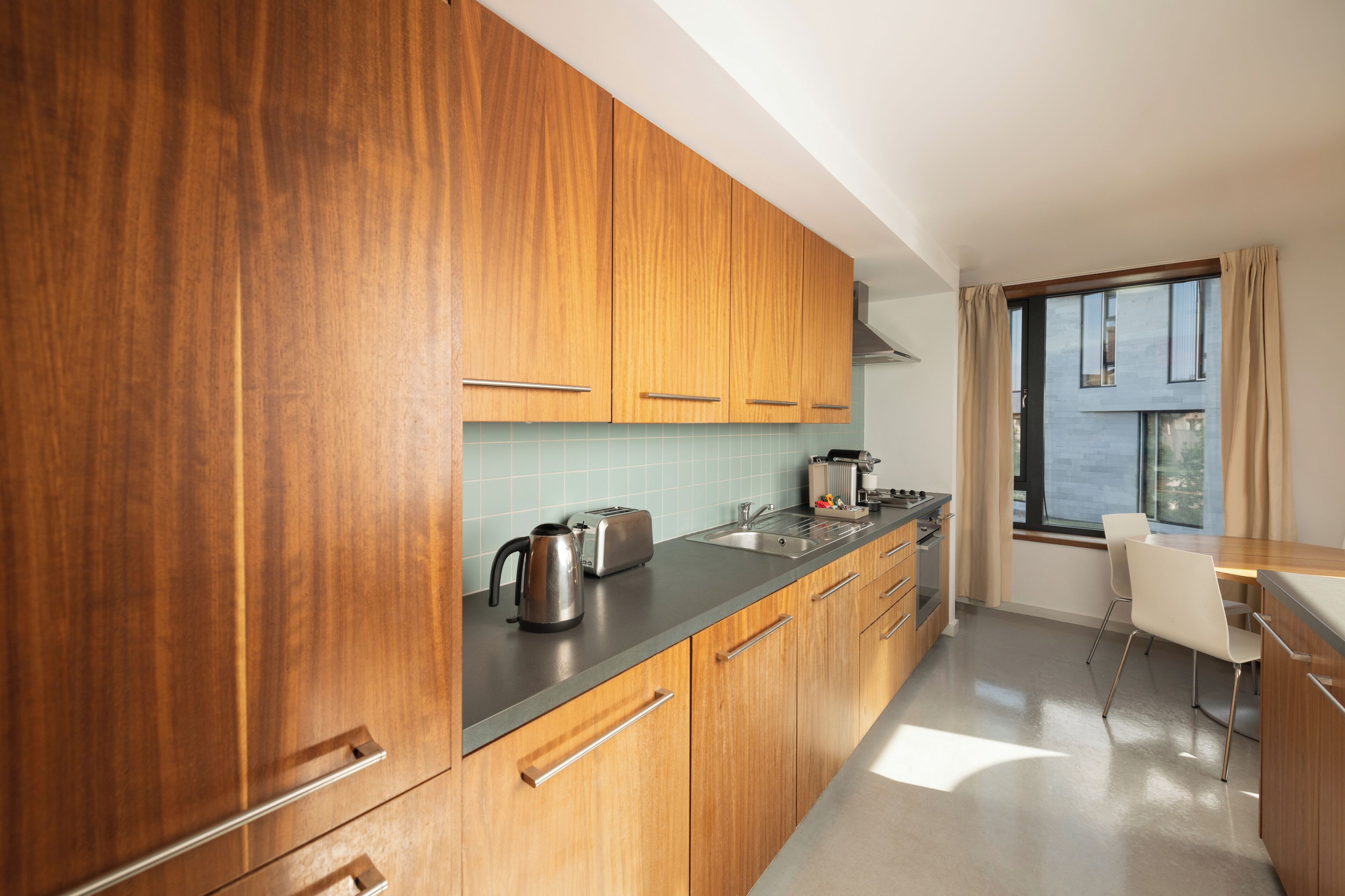 Full-sized fridge, microwave, oven, stovetop