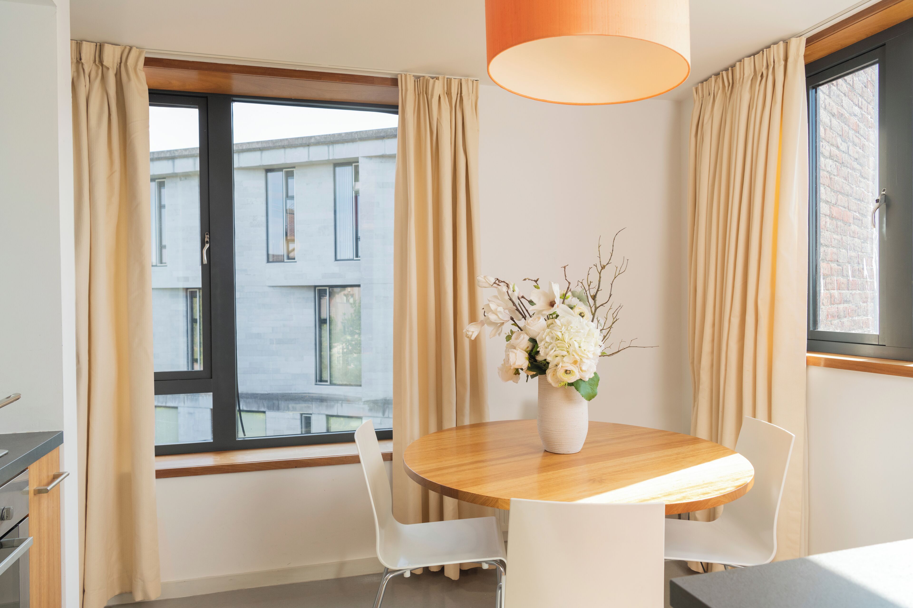 Frigorífic gran, microones, forn i placa de cuina 