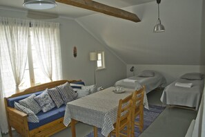 Basic-Vierbettzimmer, Gemeinschaftsbad, Parkblick