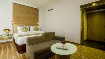Minibar, in-room safe, desk, iron/ironing board