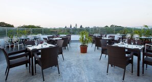Petit déjeuner, déjeuner et dîner servis sur place