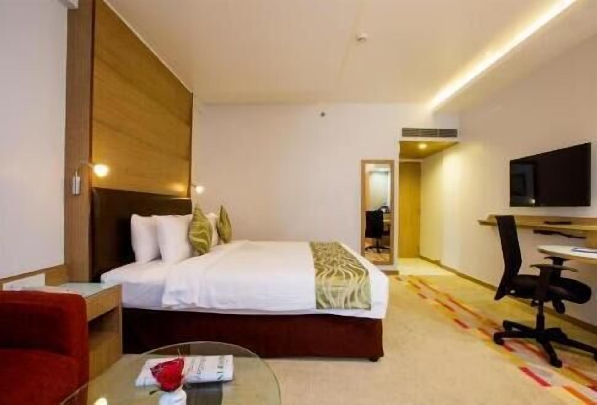 Minibar, caja de seguridad en la habitación y escritorio 