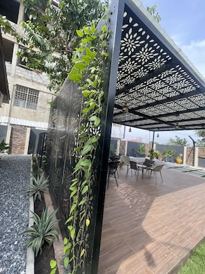 Exterior - Traveller's Palm Court (North Legon)