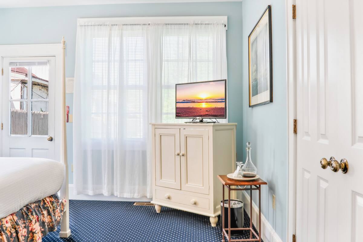 Room, 1 Queen Bed (Stone House) | Individually decorated, individually furnished, desk, iron/ironing board