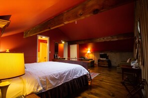 Carriage House King | Individually decorated, individually furnished, desk, iron/ironing board - Delamater Inn (Rhinebeck)