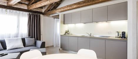 Deluxe-Apartment, Kanalblick | Eigene Kochnische