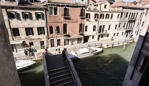 A canal with boats and buildings along the water. - MYSWEETPLACE - San Marco Apartments (Venice)