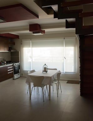 Full-sized fridge, microwave, oven, stovetop